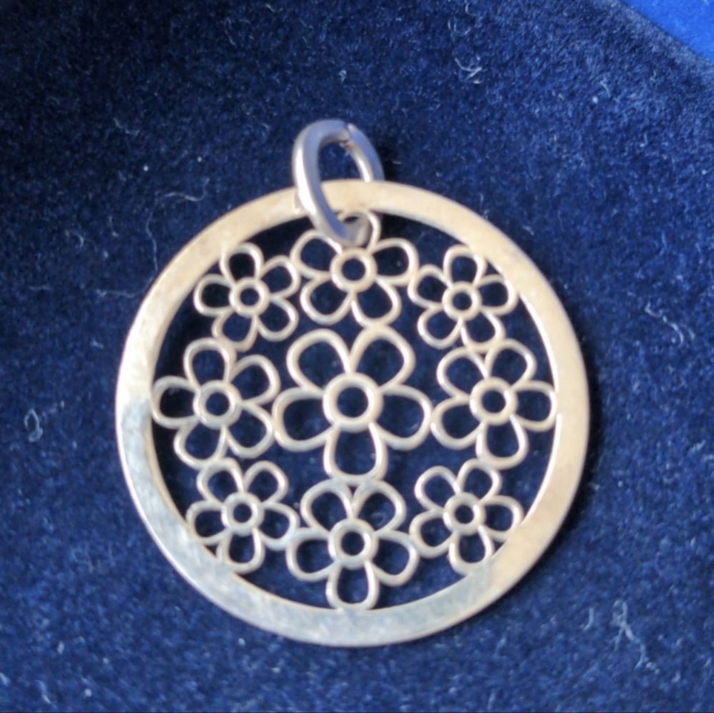 Vintage 925 sterling silver openwork floral pendant
